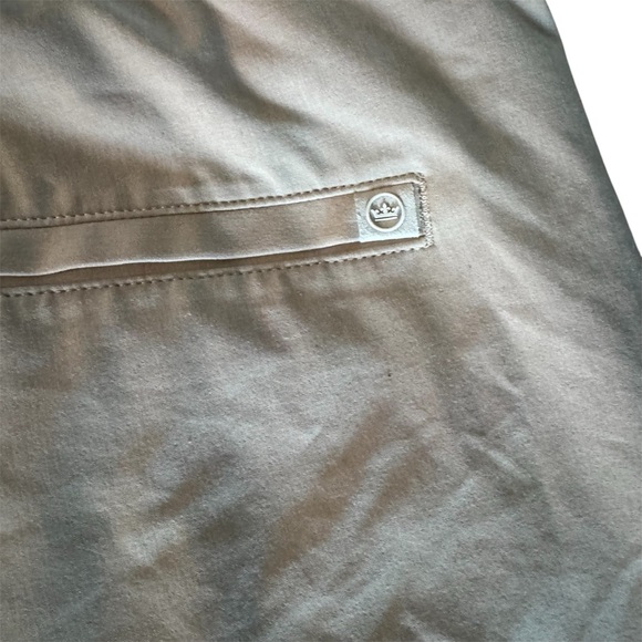 Peter Millar Golf Shackleford Performance Hybrid Sand Short Sz 44 10” inseam - Picture 8 of 8